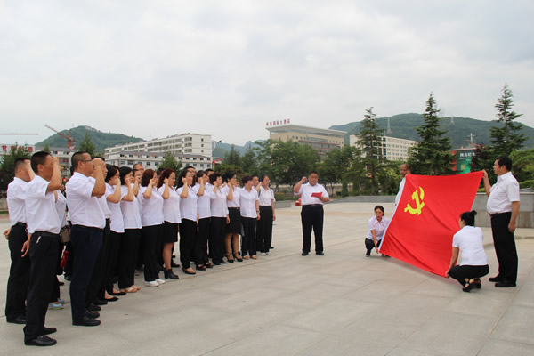 隴運(yùn)集團(tuán)公司黨委開展慶祝建黨97周年“緬懷先烈，砥礪奮進(jìn)”主題黨日活動(dòng)